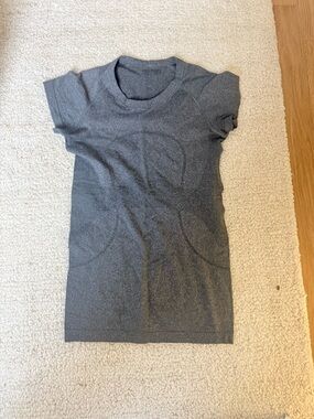 lululemon athletica Short-Sleeve Active Tee in Charcoal